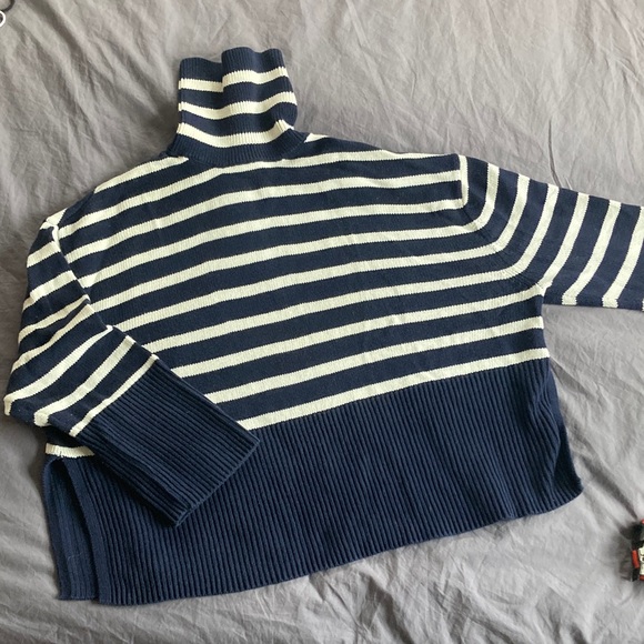 GAP Sweaters - GAP Navy and Cream Split Hem Turtleneck Sweater